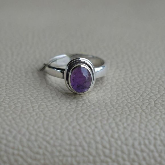 Oval Amethyst Ring ~ 925 Sterling Silver Ring ~ US 5 & 5 1/2 - Picture 2 of 6
